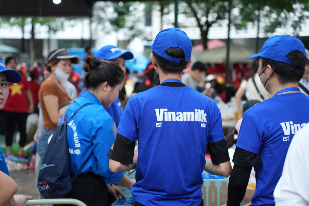 Vinamilk góp nụ cười, thêm dinh dưỡng phục vụ bà con và lực lượng A80