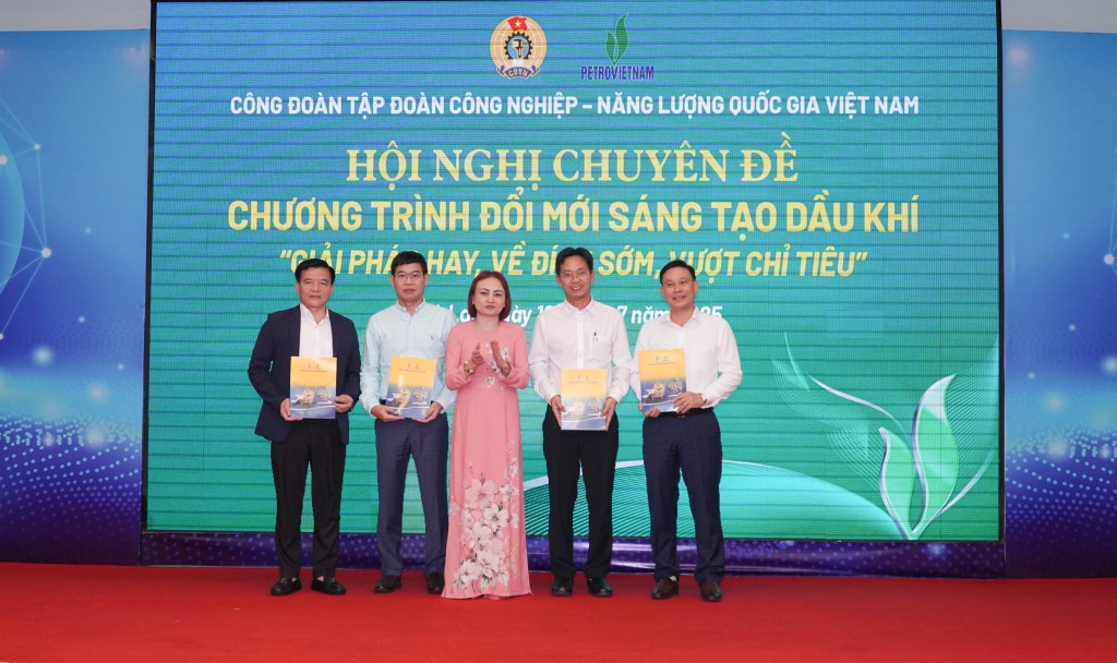 Đại diện PV GAS nhận khen thưởng cho đơn vị có phong trào “Đổi mới sáng tạo Dầu khí”