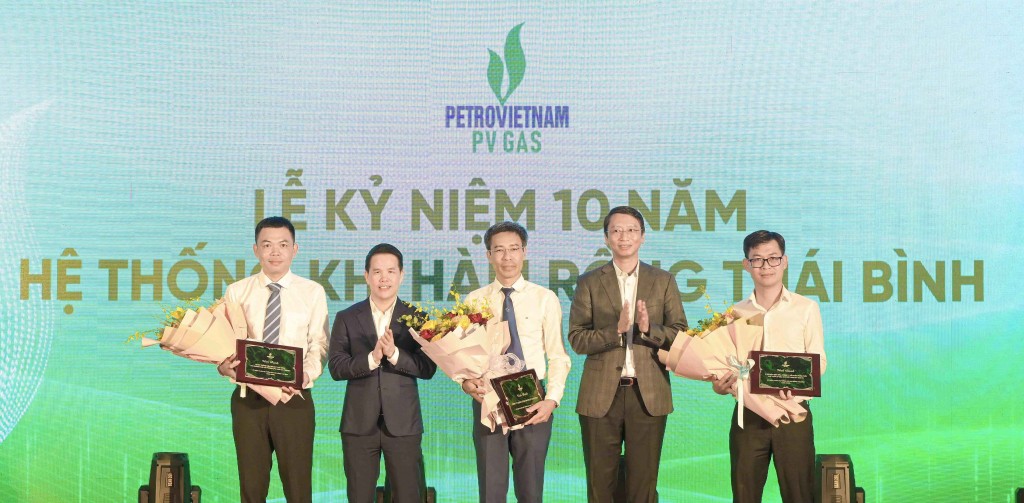 H2. Lãnh đạo Petrovietnam và PV GAS vinh danh các tập thể, cá nhân có đóng góp xuất sắc cho sự phát triển của Hệ thống khí HRTB H2. Lãnh đạo Petrovietnam và PV GAS vinh danh các tập thể, cá nhân có đóng góp xuất sắc cho sự phát triển của Hệ thống khí HRTB