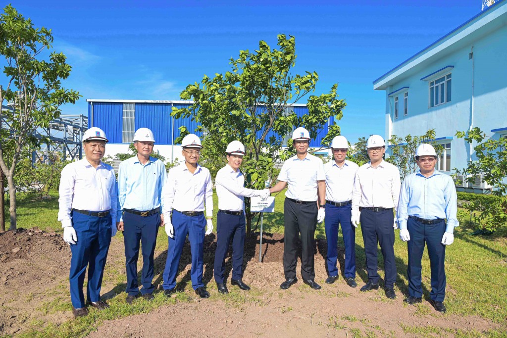 Đại diện Lãnh đạo Petrovietnam – ông Trần Hồng Nam và Lãnh đạo PV GAS trồng cây lưu niệm tại Trung tâm phân phối khí Tiền Hải Đại diện Lãnh đạo Petrovietnam – ông Trần Hồng Nam và Lãnh đạo PV GAS trồng cây lưu niệm tại Trung tâm phân phối khí Tiền Hải