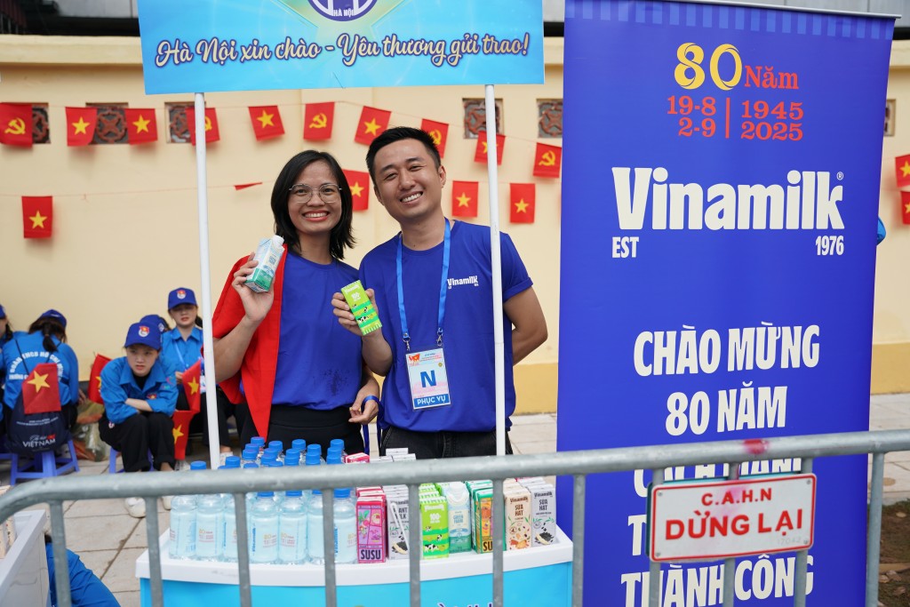 15 điểm tiếp ứng các sản phẩm dinh dưỡng của Vinamilk được triển khai dọc các tuyến đường trọng điểm khá thuận tiện để phục vụ lực lượng làm nhiệm vụ và người dân tham gia cổ vũ. Hòa cùng niềm vui của nhân dân cả nước, vinh dự được nhận nhiệm vụ, đội ngũ tiếp sức dinh dưỡng của Vinamilk luôn vui tươi với tinh thần sẵn sàng phục vụ. (Ảnh: Vi Nam)