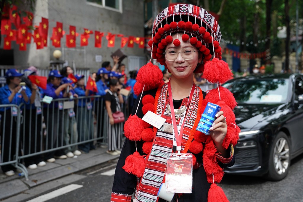 Những sản phẩm dinh dưỡng của Vinamilk góp phần mang đến những nụ cười cho các cô gái trẻ đại diện cho các dân tộc ở Việt Nam tham gia diễu hành. (Ảnh: Vi Nam)