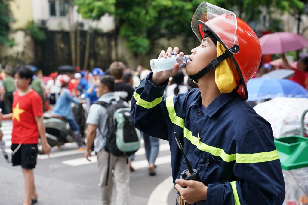 Ảnh 6A hoặc Ảnh 6B (báo chọn 1 trong 2 ảnh): Tiếp nước giữa giờ làm nhiệm vụ. (Ảnh: Vi Nam)