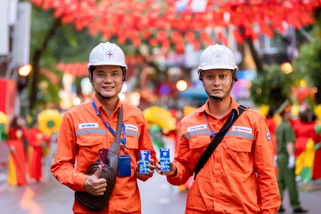 Những thanh niên khỏe mạnh của ngành điện lực cũng cần tiếp thêm dinh dưỡng để đảm bảo sức khỏe suốt thời gian thực hiện nhiệm vụ tại đại lễ. (Ảnh: Vi Nam)