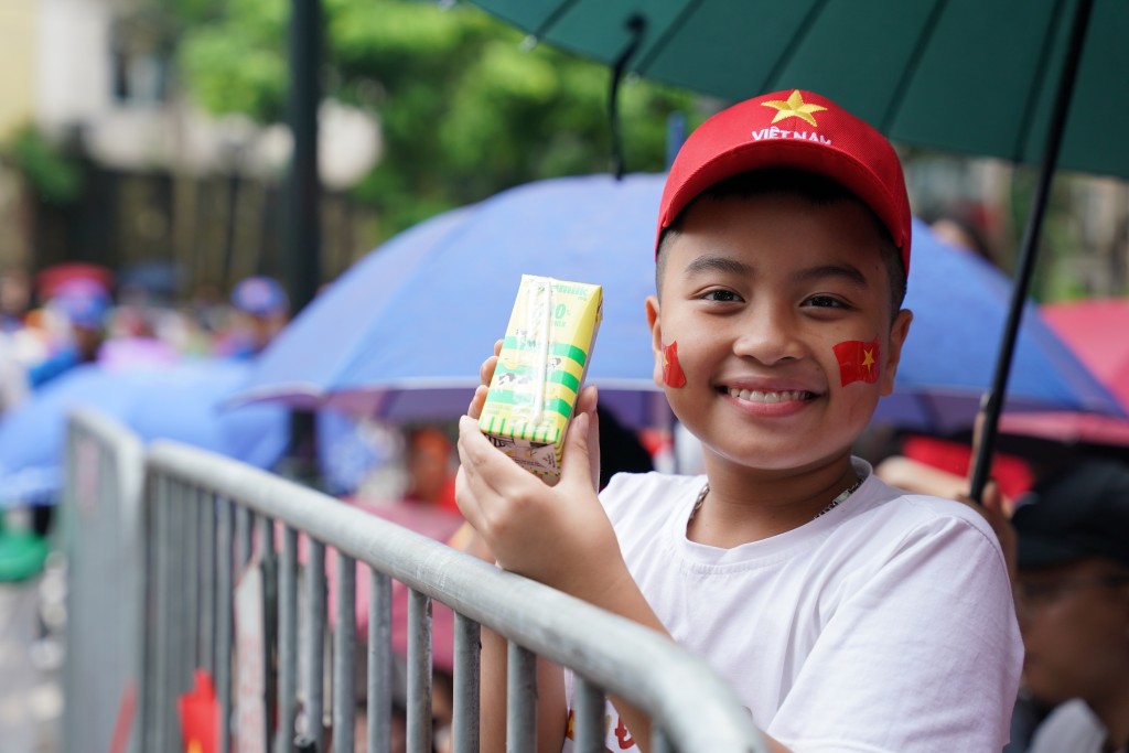 Phút nghỉ ngơi và tiếp thêm chút năng lượng bằng sữa tươi Vinamilk của các chị góp phần quan trọng để đại lễ diễn ra với những tuyến đường sạch sẽ, ngăn nắp. (Ảnh: Vi Nam)