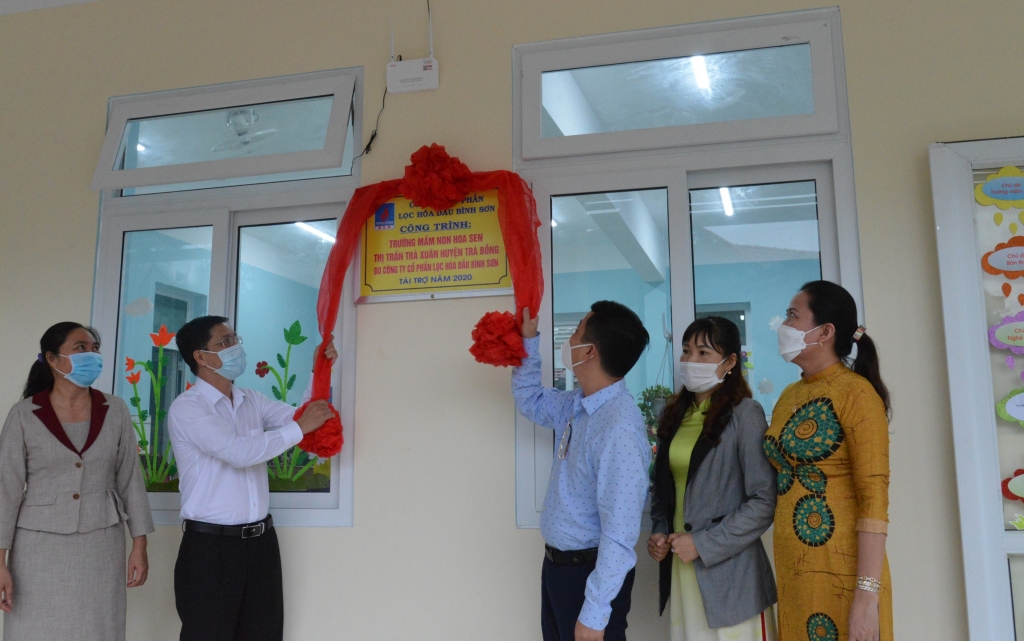 Đại diện BSR và lãnh đạo huyện Trà Bồng thực hiện nghi thức khánh thành công trình