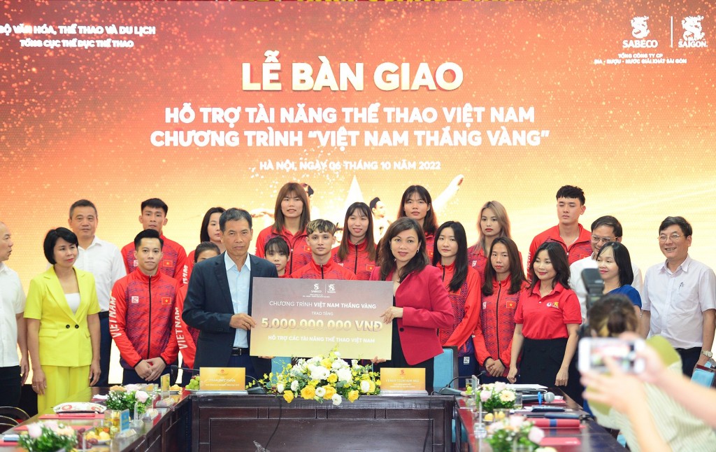 SABECO bàn giao 5 tỉ đồng để hỗ trợ VĐV tài năng của Việt Nam