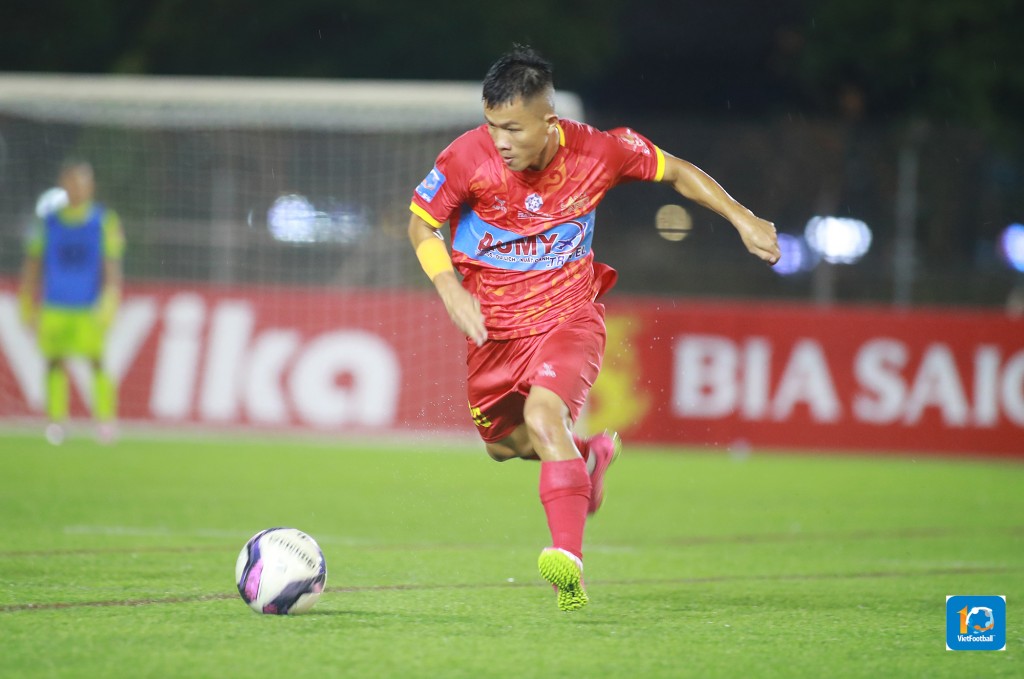 Cầu thủ đội AuMyPrado - LamyLand thi đấu dũng mãnh để giành bàn thắng Cầu thủ đội AuMyPrado - LamyLand thi đấu dũng mãnh để giành bàn thắng