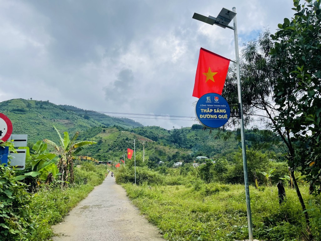 Tuyến đường lắp đèn năng lượng mặt trời thuộc dự án Thắp sáng đường quê tại tỉnh Khánh Hoà