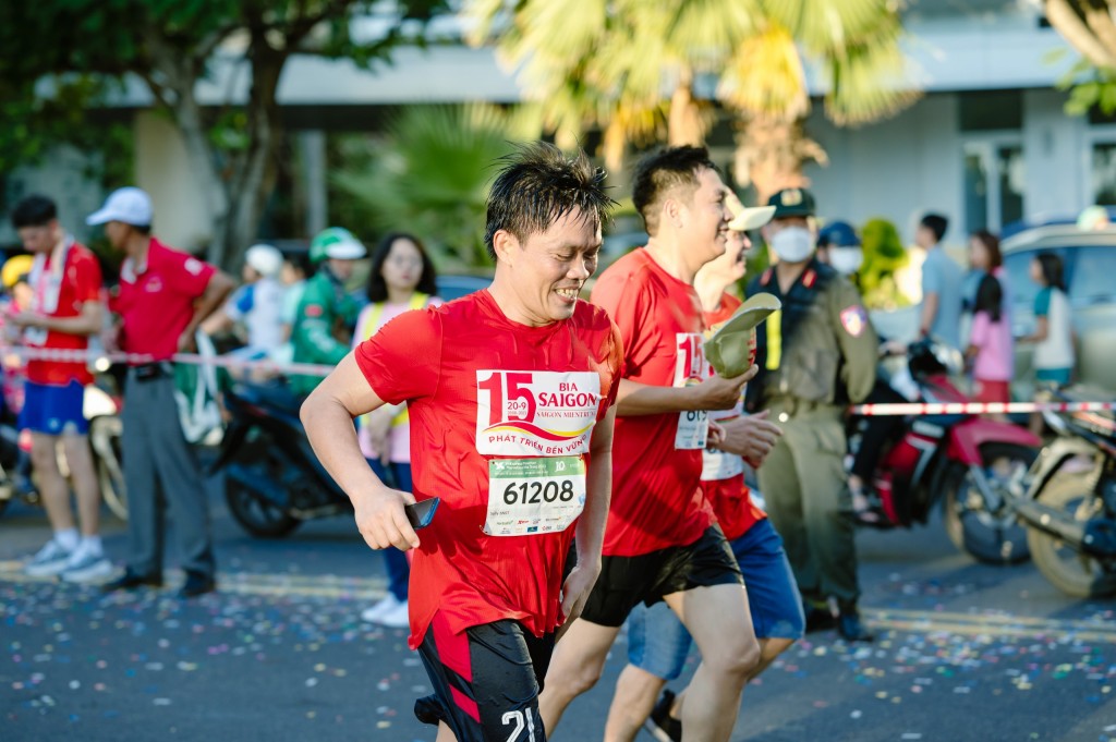 Gần 50 nhân viên từ Tổng công ty Cổ phần Bia – Rượu – Nước giải khát Sài Gòn  (SABECO) hứng khởi tham gia giải chạy VnExpress Marathon Nha Trang 2023, nâng cao tinh thần rèn luyện thể dục thể thao