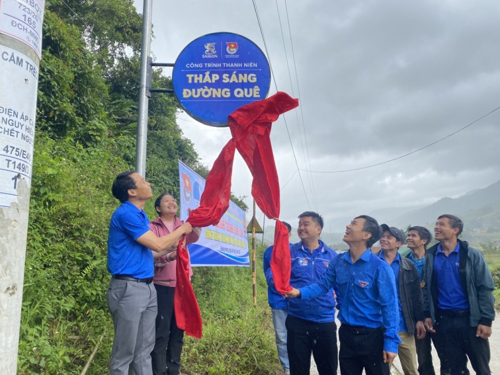 Tuyến đường Thông Làng Mới, huyện Đăk Glei, Kon Tum, chính thức bừng sáng rạng rỡ bởi ánh điện và niềm vui.