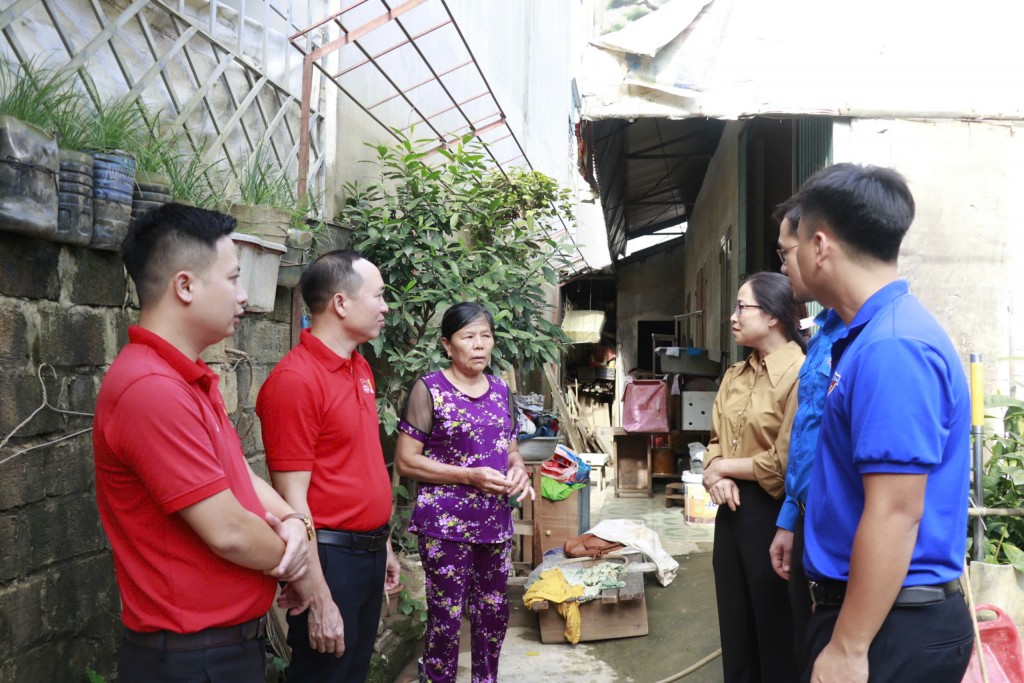 Đại diện SABECO cùng Tỉnh đoàn Yên Bái thăm hỏi sức khỏe và trao qua cho người dân vùng lũ