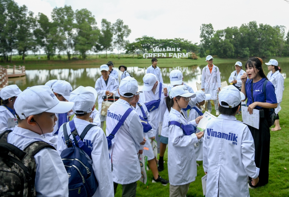 Các tài năng nhí bất ngờ với Robot tại trang trại Green Farm và siêu nhà máy Vinamilk