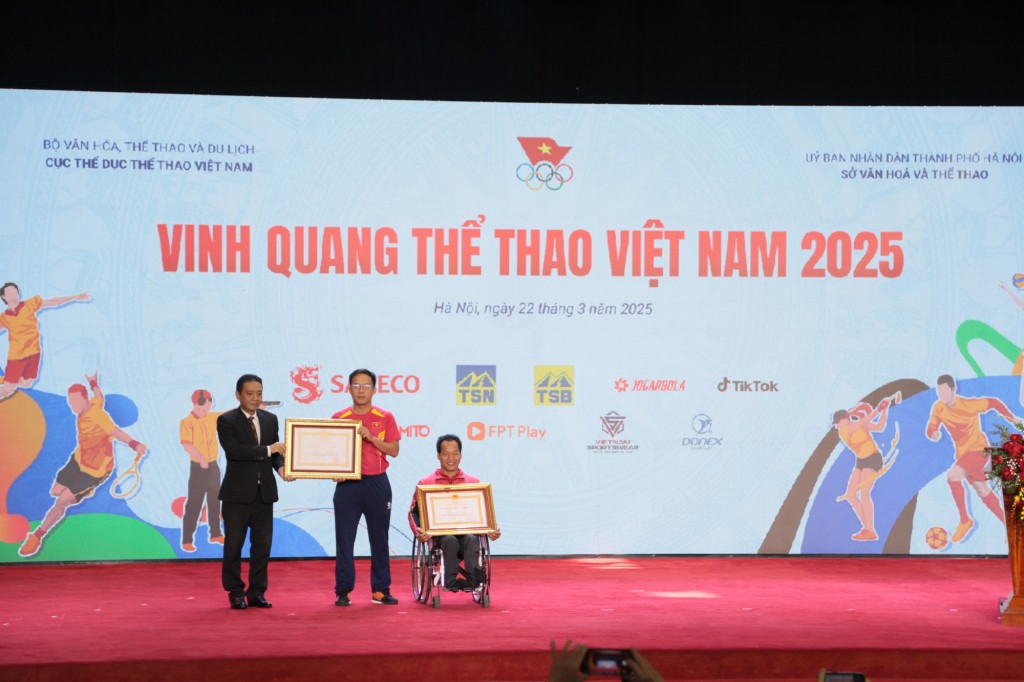 Thứ trưởng Bộ Văn hóa Thể thao và Du lịch Hoàng Đạo Cương trao tặng Huân chương Lao động hạng Ba của Chủ tịch nước cho vận động viên Lê Văn Công và huấn luyện viên Lê Quang Thái