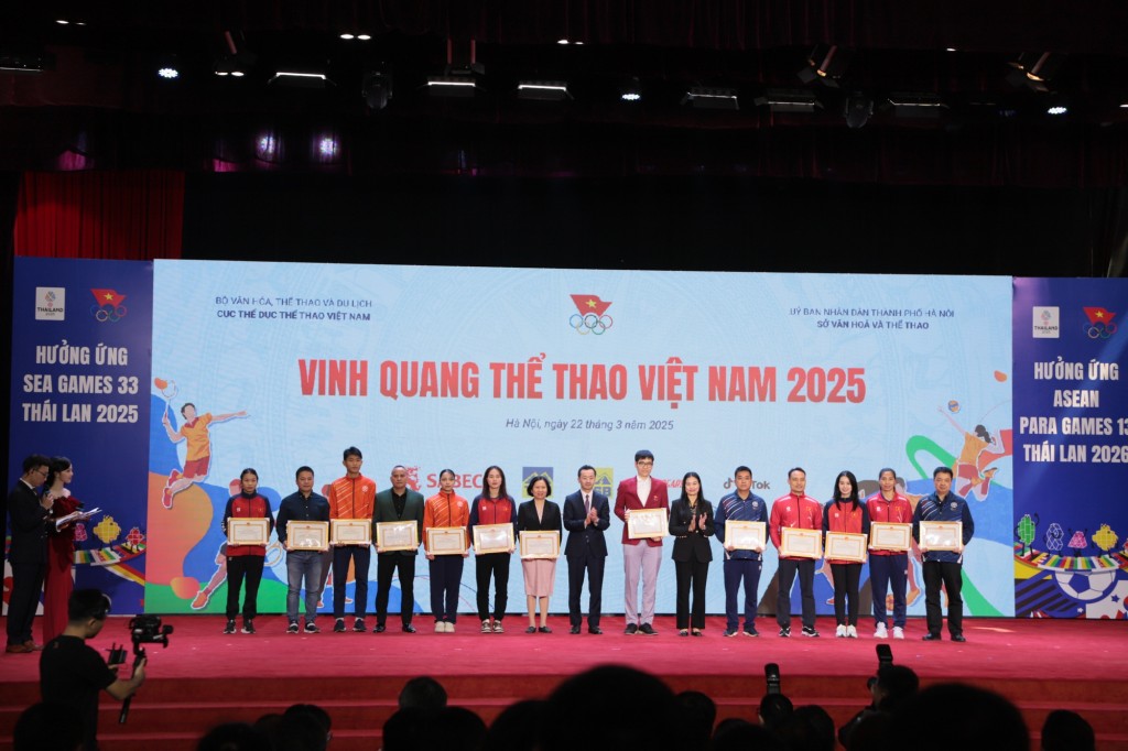 Giám đốc Sở Văn hoá thể thao Hà Nội Bạch Liên Hương trao bằng khen của UBND TP. Hà Nội cho 29 vận động viên, huấn luyện viên xuất sắc của đoàn thể thao Hà Nội - Ảnh: VGP/ Văn Hiền