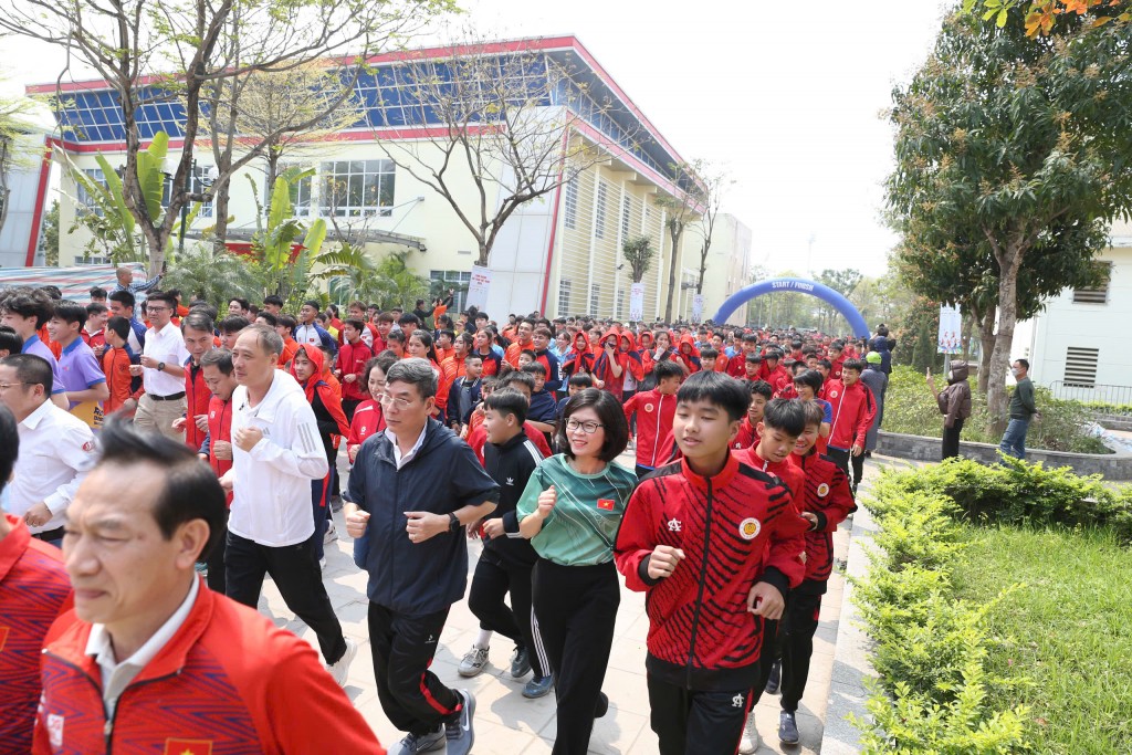 . Gần 1.000 đại biểu, khách mời, huấn luyện viên, vận động viên đã tham gia chạy hưởng ứng Ngày chạy Olympic vì sức khỏe toàn dân