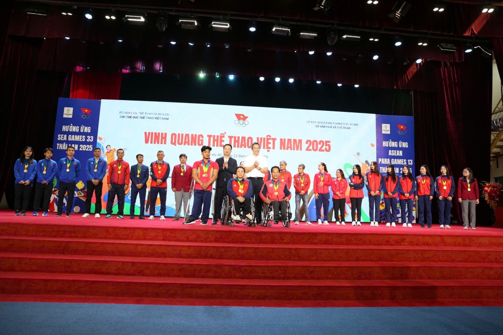 Thứ trưởng Bộ Văn hóa Thể thao và Du lịch Hoàng Đạo Cương trao tặng Huân chương Lao động hạng Ba của Chủ tịch nước cho vận động viên Lê Văn Công và huấn luyện viên Lê Quang Thái