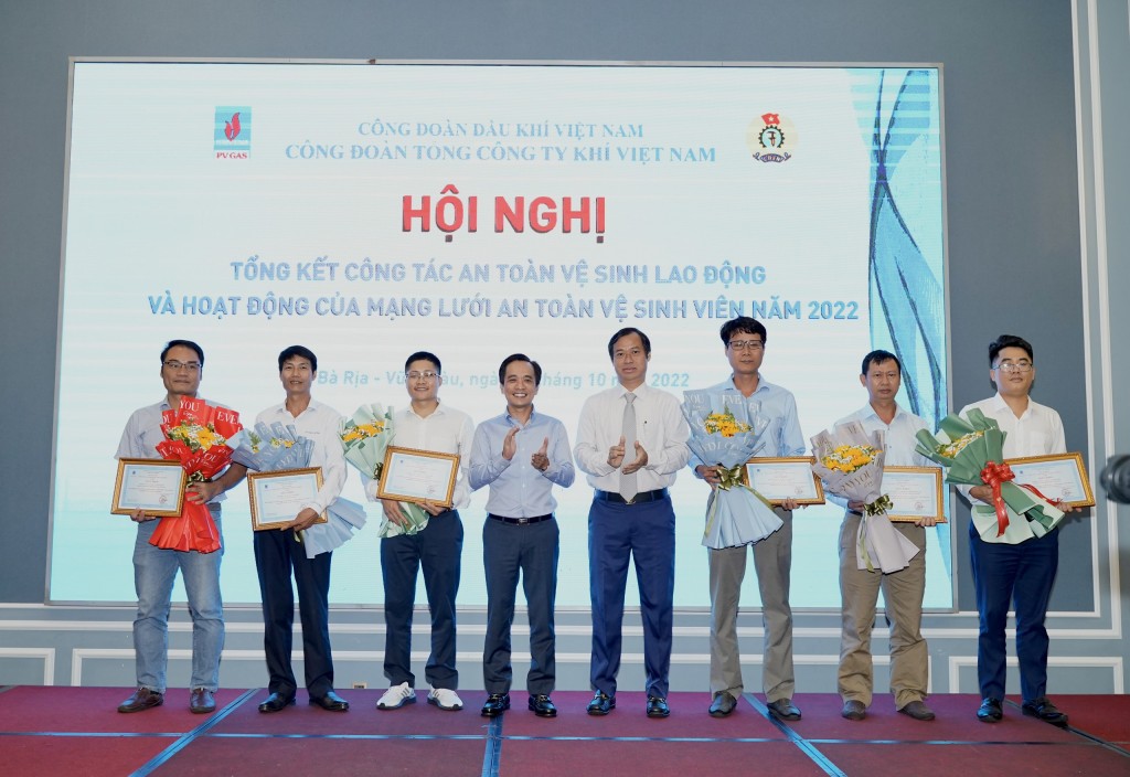 Vinh danh, khen thưởng  12 tập thể có thành tích xuất sắc trong công tác ATVSLĐ và hoạt động của mạng lưới ATVSV năm 2022