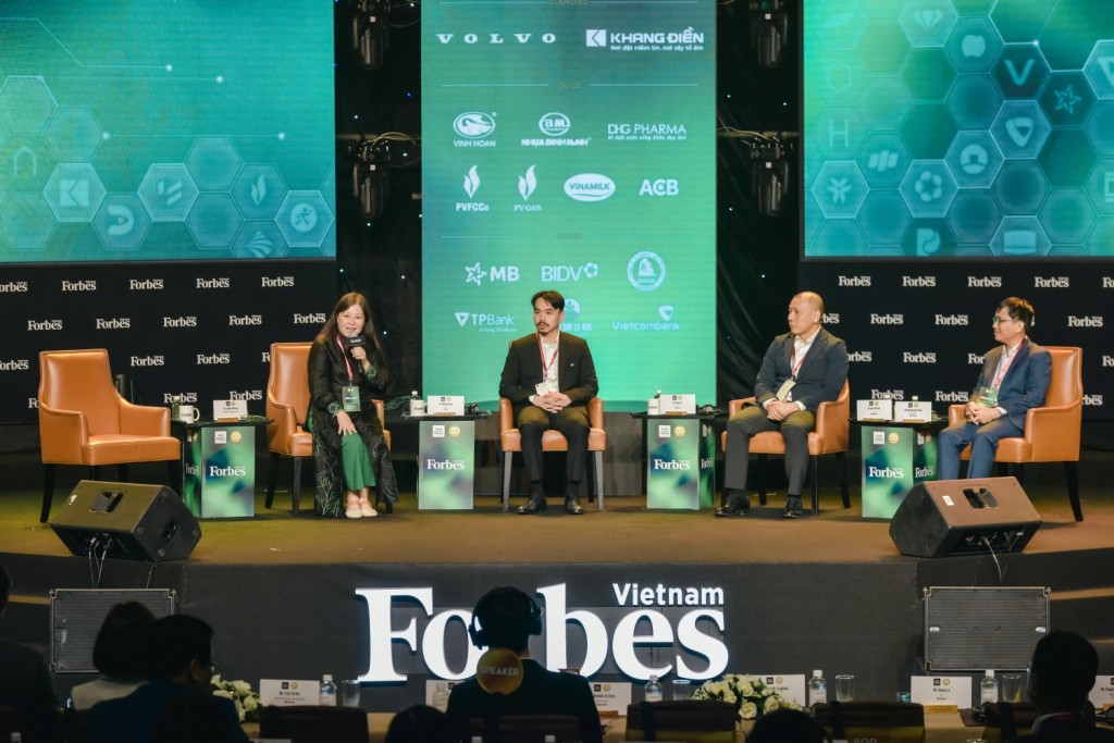 Diễn đàn kinh doanh của Forbes có chủ đề Tái tạo tăng trưởng.