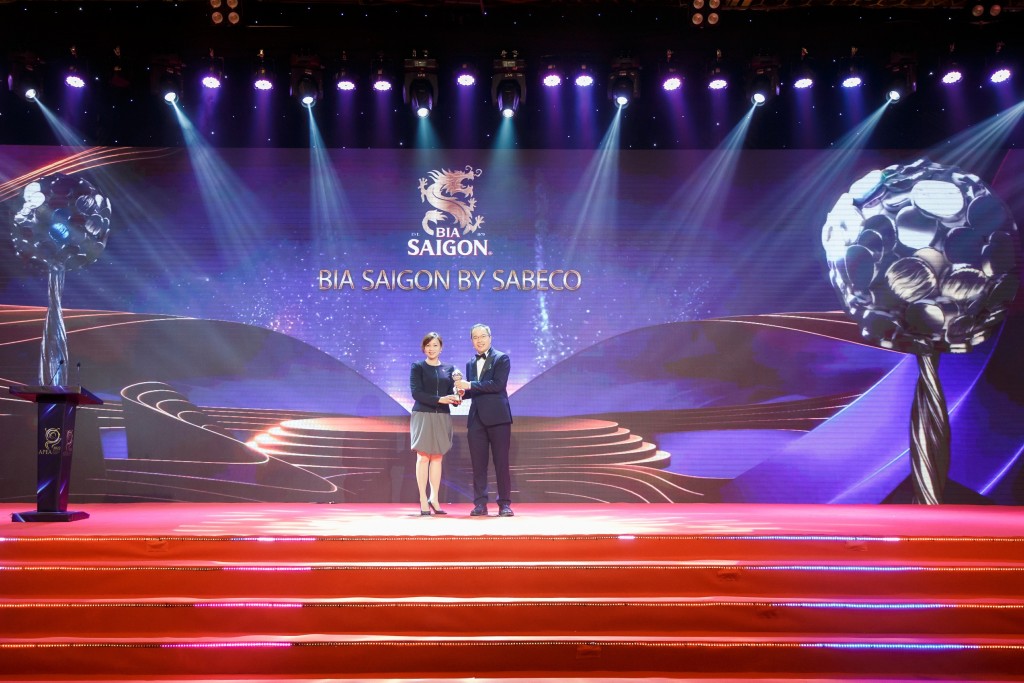 Bà Venus Teoh Kim Wei - Phó Tổng giám đốc Marketing của SABECO, đại diện Bia Saigon nhận giải thưởng Thương hiệu truyền cảm hứng tại APEA 2022