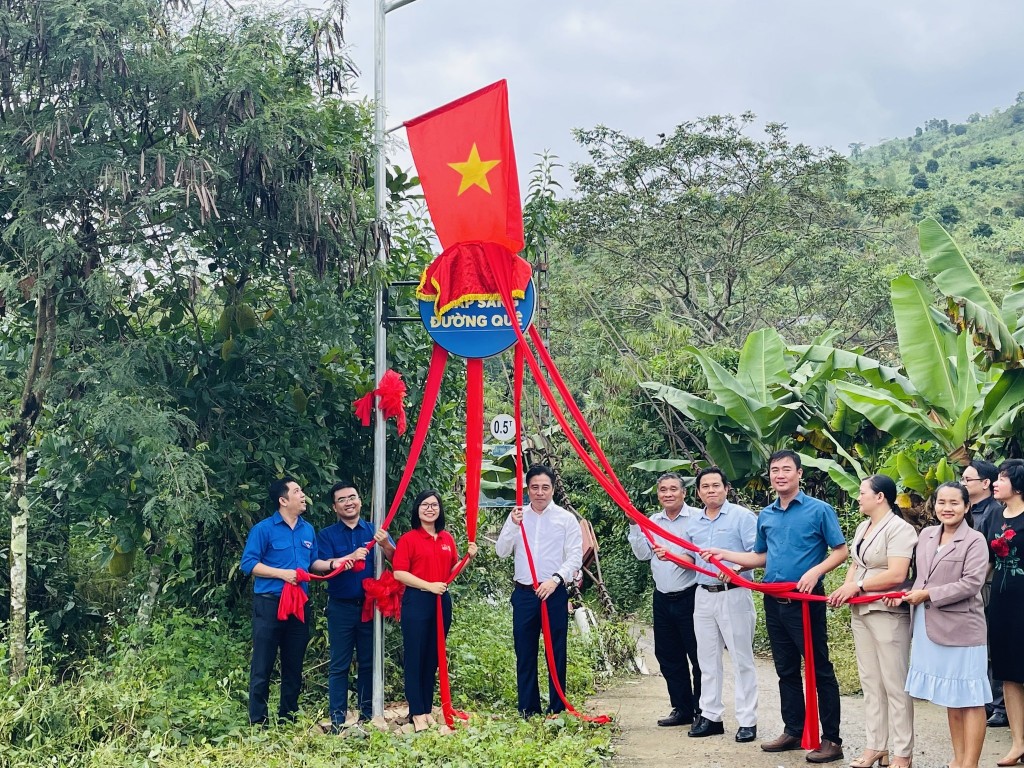 “Thắp sáng đường quê” vùng duyên hải Trung Bộ