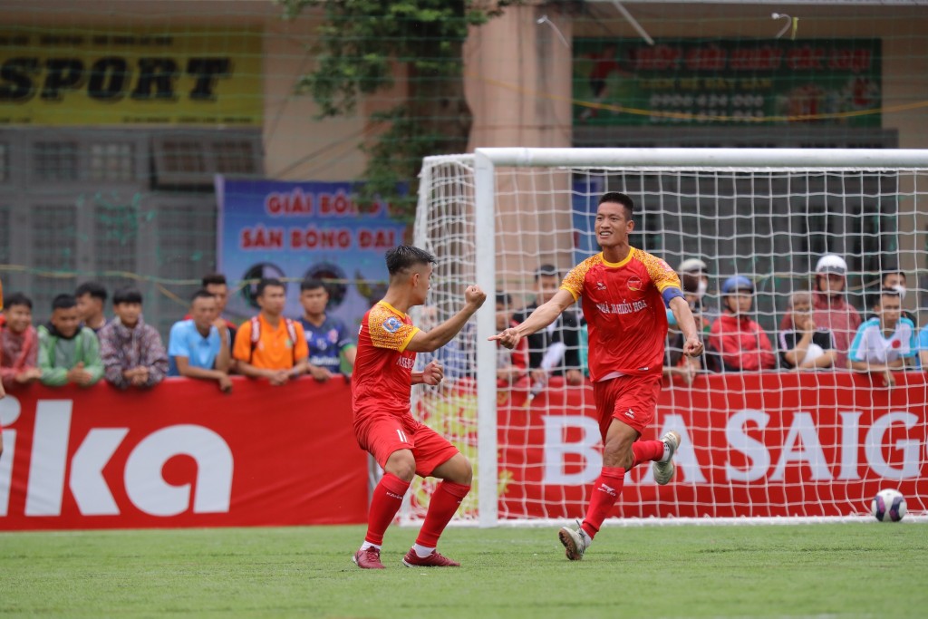 Cầu thủ đội Hiếu Hoa - Quahaco ghi bàn thắng trong trận đối đầu với OCB - Ân Phú