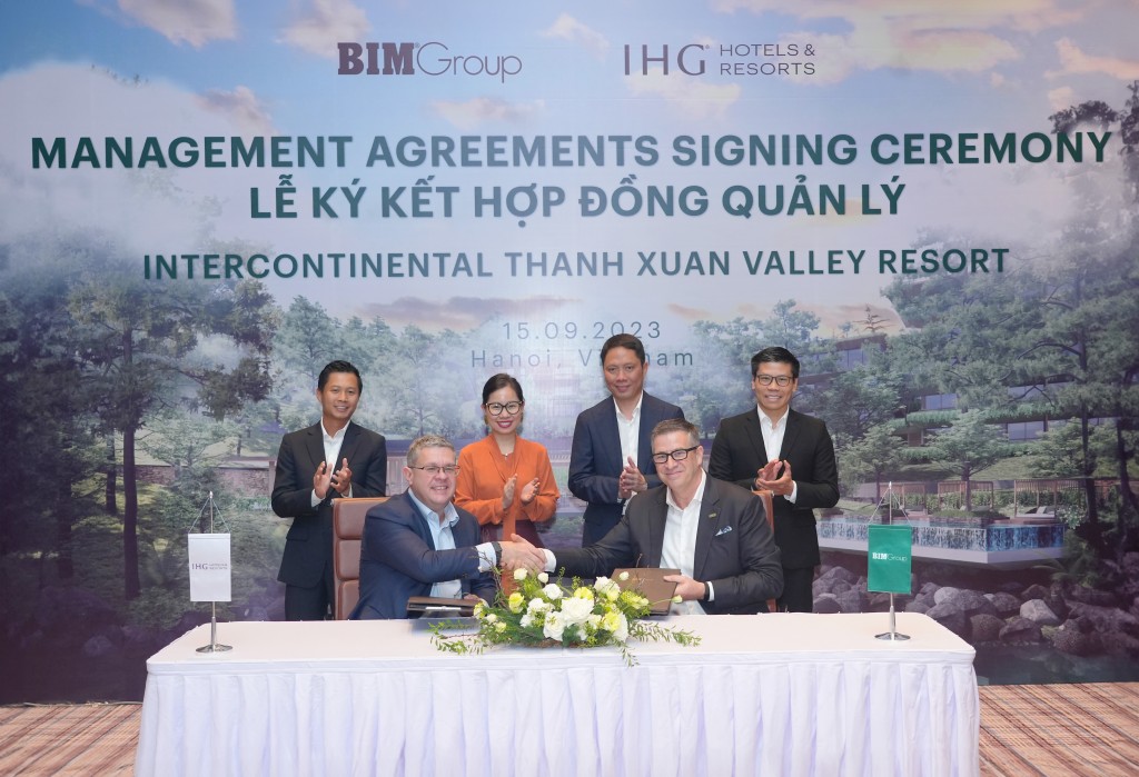 Ông Paul Cunningham đại diện IHG® Hotels &amp;amp; Resorts và ông Adam Riley đại diện BIM Group tại lễ ký kết. Thỏa thuận hợp tác được hoàn thành với sự tư vấn từ phía đối tác Ark Capital Partners.