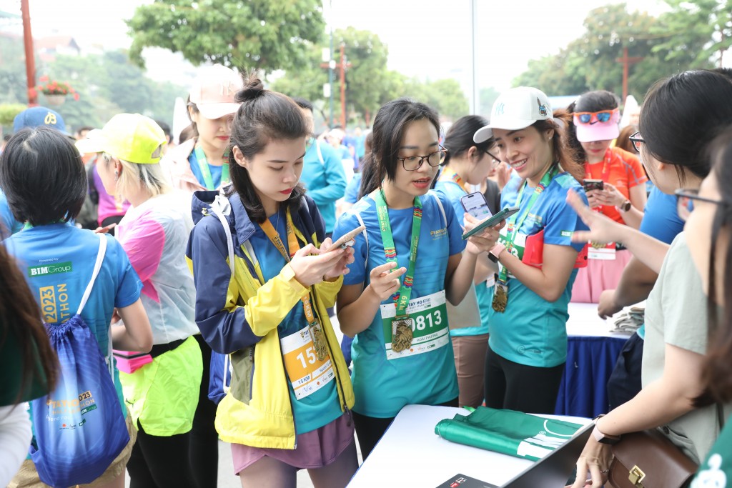 Sau khi hoàn thành đường đua, các vận động viên đã hào hứng chia sẻ thành tích cá nhân để tham gia chương trình trồng cây