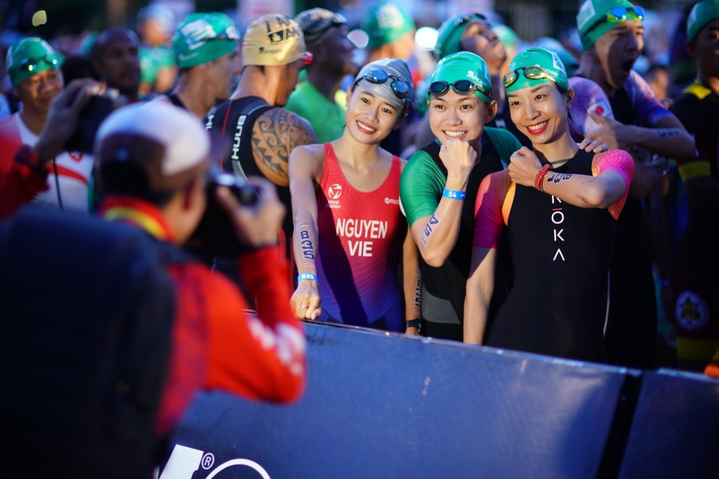 Háo hức khi được trở lại thi đấu IRONMAN 70.3 tại Việt Nam sau 4 năm, VĐV Lâm Túc Ngân (đứng giữa) – VĐV Việt Nam đầu tiên và trẻ nhất chinh phục thành công IRONMAN &amp;amp; IRONMAN 70.3 ở khắp 5 Châu chia sẻ: “Đây có lẽ là lần đầu tiên, người dân Phú Quốc đón c