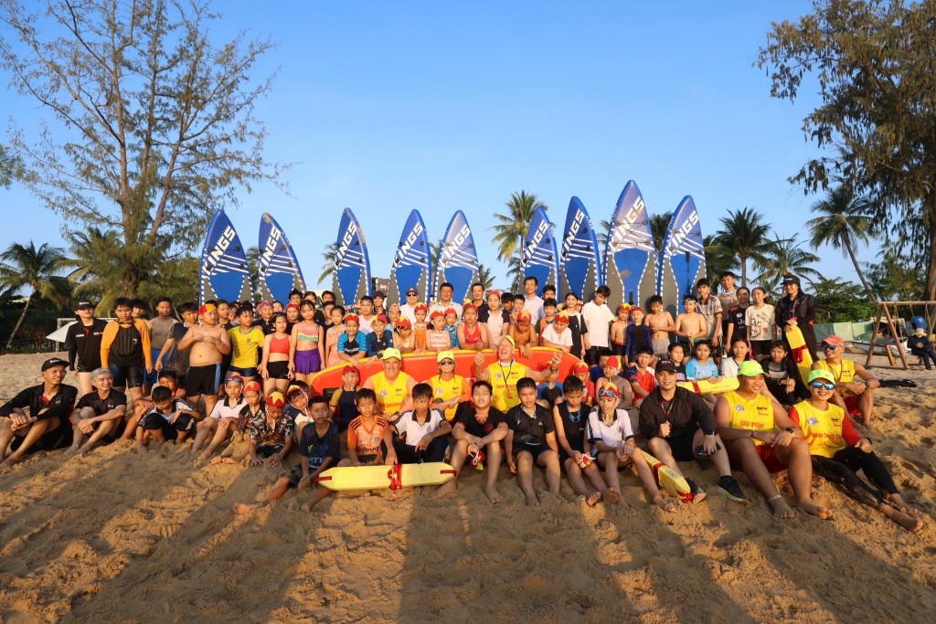 Giải BIM Group IRONMAN 70.3 Phu Quoc đào tạo kỹ năng an toàn nước cho học sinh