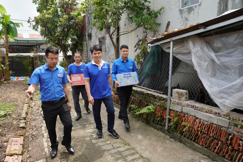 Đoàn Vinamilk gửi tặng những sản phẩm dinh dưỡng cho người dân tỉnh Ninh Bình, ghé thăm những gia đình chịu ảnh hưởng nặng nề sau bão lũ. Ảnh: Tịnh Không