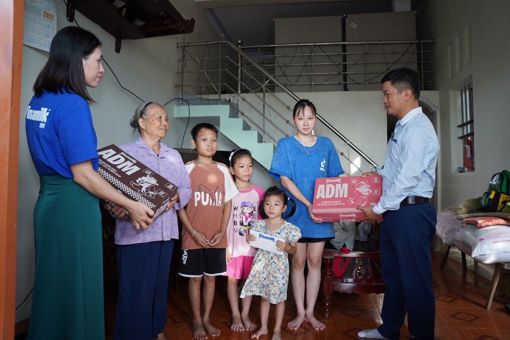 Đoàn Vinamilk trao tặng sản phẩm dinh dưỡng, thăm hỏi động viên người dân ở xã Hoằng Hóa, tỉnh Thanh Hóa. Ảnh: Tịnh Không