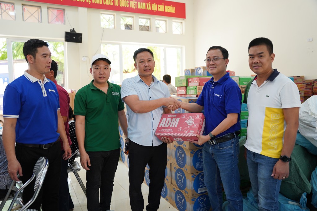 Đại diện Vinamilk - Ông Tạ Xuân Tuấn, Giám đốc kinh doanh Miền Bắc trao tặng sản phẩm dinh dưỡng cho xã Văn Hán, tỉnh Thái Nguyên. Ảnh: Tịnh Không