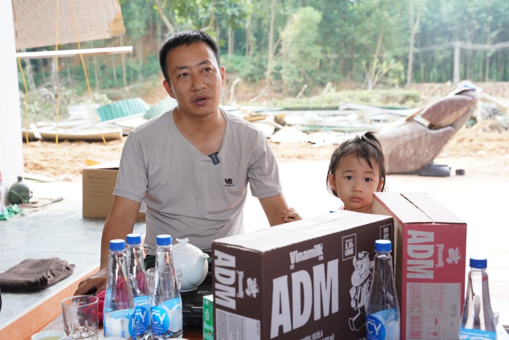 Anh Đoàn Khanh và con gái nhỏ trước ngôi nhà đã bị lũ cuốn trôi toàn bộ. Ảnh: Tịnh Không