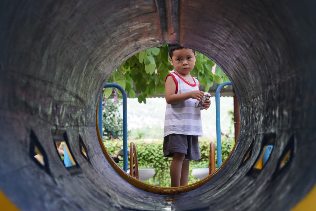 : Em bé trường mầm non Nhật Tiến sau những ngày bão lũ. Ảnh: Tịnh Không