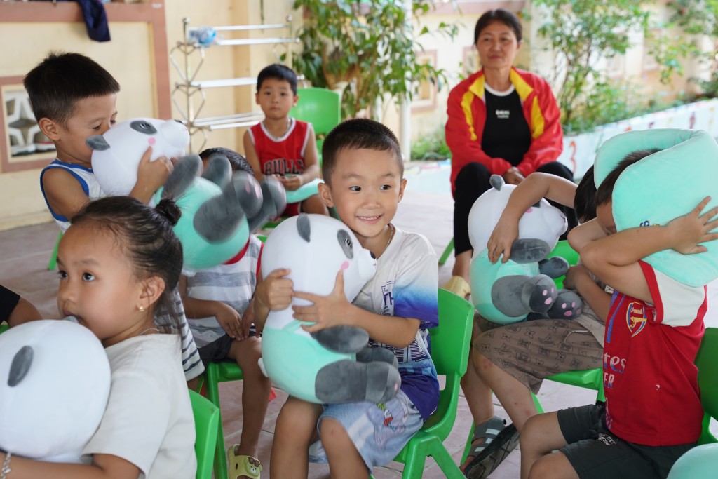 Nỗi sợ những ngày lũ dâng chưa tan, nhưng nụ cười đã hé lại khi các em được các cô chú Vinamilk đến tặng sữa, tặng quà. Ảnh: Tịnh Không