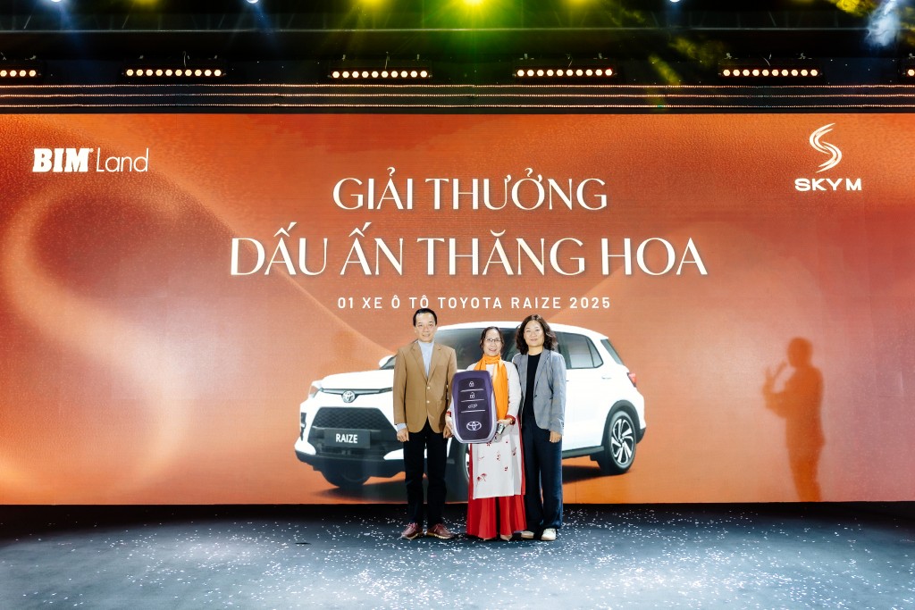 Bà Nguyễn Hương Giang - Giám đốc Thương mại Khối Thương mại Bất động sản BIM Land trao giải thưởng cho khách hàng may mắn của SkyM.