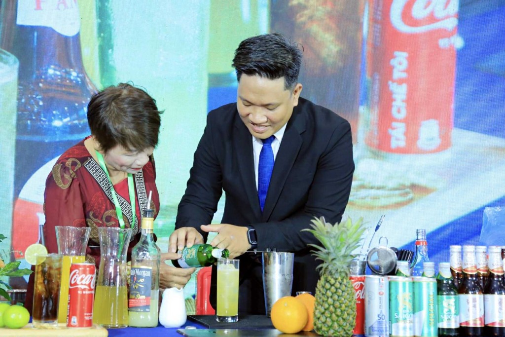 Chuyên viên pha chế giới thiệu cách kết hợp bia cùng các loại nguyên liệu trong hoạt động workshop