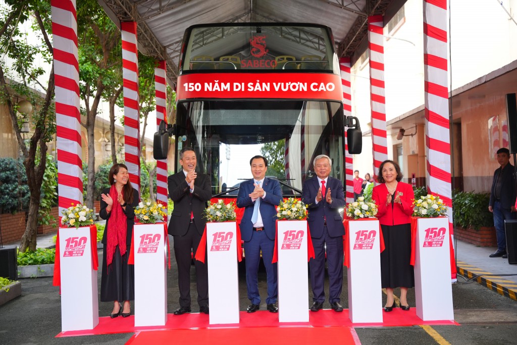 Lễ khởi động “Hành Trình Di Sản” trong khuôn khổ chiến dịch, tượng trưng cho sự kết nối và sẻ chia, được tổ chức với mục tiêu lan tỏa câu chuyện 150 năm di sản của SABECO đến gần hơn với người dân địa phương Lễ khởi động “Hành Trình Di Sản” trong khuôn khổ chiến dịch, tượng trưng cho sự kết nối và sẻ chia, được tổ chức với mục tiêu lan tỏa câu chuyện 150 năm di sản của SABECO đến gần hơn với người dân địa phương