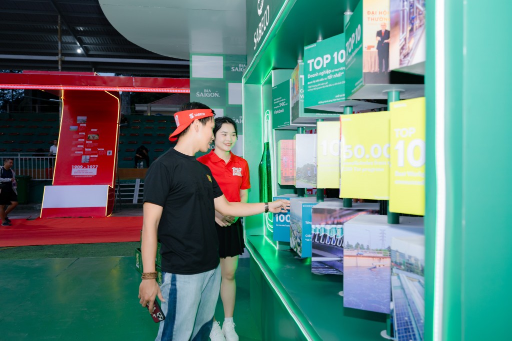 Người tham dự tương tác và khám phá khu vực Di Sản Gìn Giữ và Trách Nhiệm Người tham dự tương tác và khám phá khu vực Di Sản Gìn Giữ và Trách Nhiệm