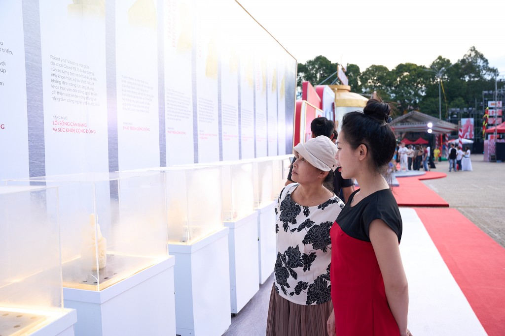 Người dân Đắk Lắk tham quan Bức tường triển lãm Gắn kết Vươn Cao trưng bày Bộ sưu tập Viên Đá Biểu Tượng được làm từ bia Saigon