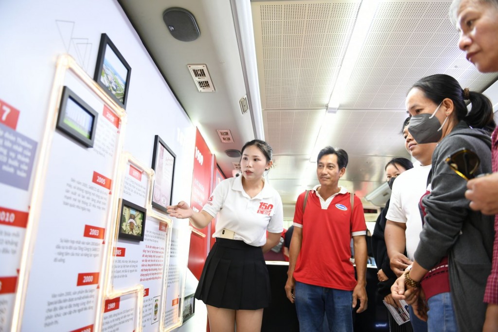 Người tham dự tham gia vào các hoạt động trên “Hành trình Di sản” Người tham dự tham gia vào các hoạt động trên “Hành trình Di sản”