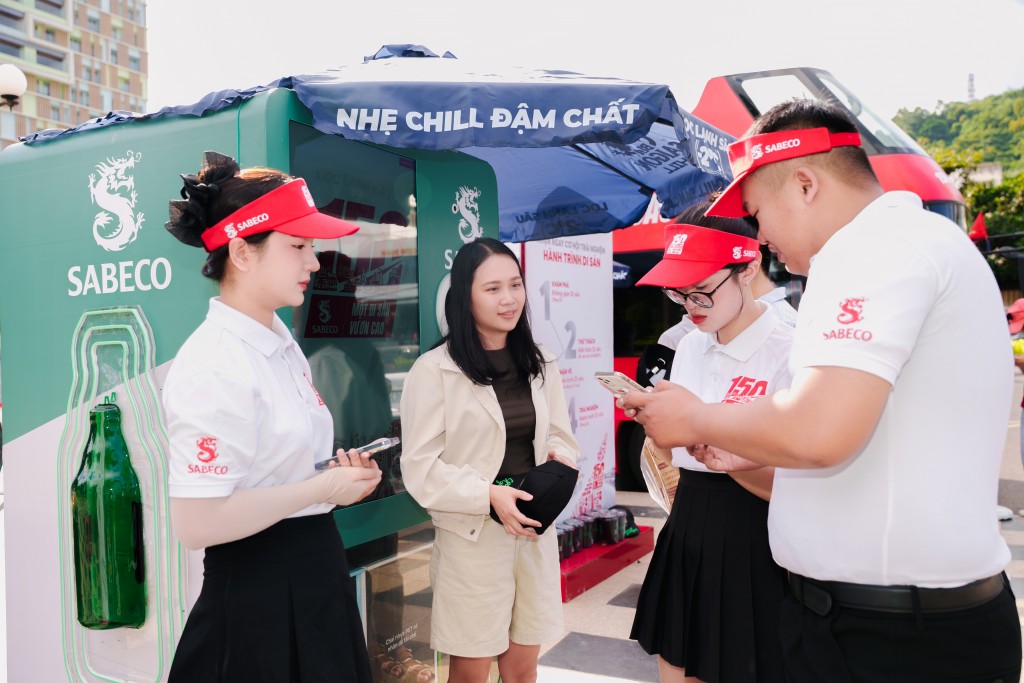 SABECO cũng bố trí mô hình máy thu gom lon chai và phân loại rác tái chế tự động