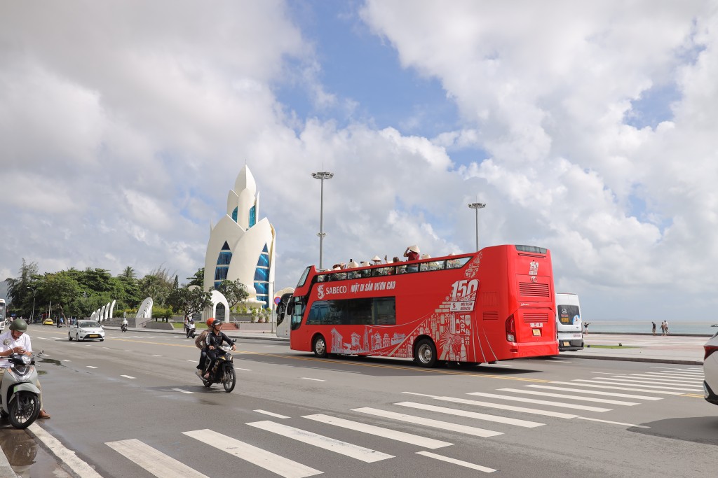 “Hành Trình Di Sản” với hình ảnh chiếc xe buýt hai tầng màu đỏ thu hút sự quan tâm của người dân “Hành Trình Di Sản” với hình ảnh chiếc xe buýt hai tầng màu đỏ thu hút sự quan tâm của người dân