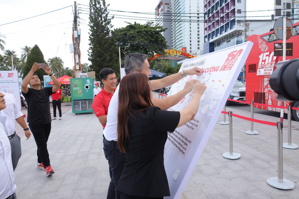 Ông Lester Tan - Tổng Giám Đốc SABECO và Bà Trần Thị Tú Viên, Phó Chủ tịch Uỷ ban Mặt trận Tổ quốc Việt Nam tỉnh Khánh Hòa tham gia Khánh Hòa chào đón “Hành trình Di sản” - lan tỏa tinh thần sẻ chia và đoàn kết cùng SABECO