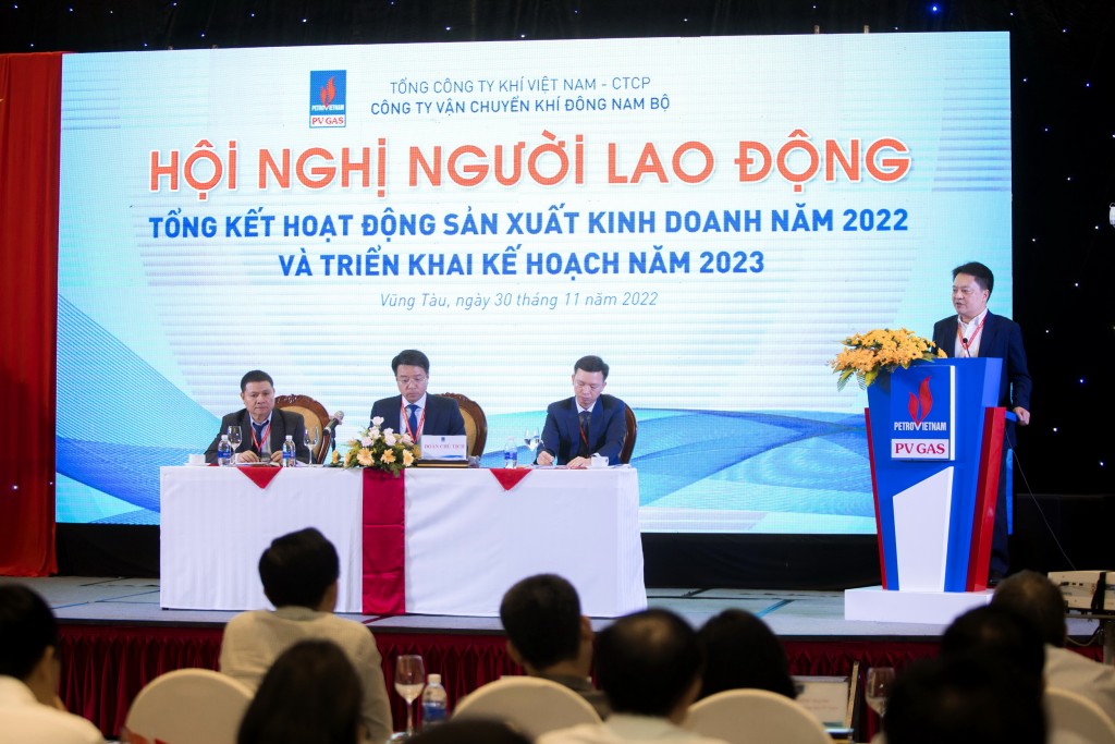Tổng Giám đốc PV GAS Hoàng Văn Quang phát biểu chúc mừng tập thể NLĐ KĐN