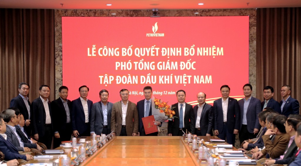 Chủ tịch HĐTV Hoàng Quốc Vượng và Tổng Giám đốc Lê Mạnh Hùng đã trao quyết định và chúc mừng tân Phó Tổng Giám đốc Dương Mạnh Sơn.