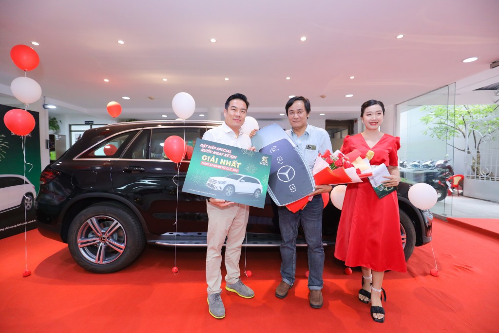 Anh Huỳnh Công Khanh sinh sống tại TP HCM vừa may mắn trở thành khách hàng đầu tiên trúng thưởng xe sang - Mercedes-Benz GLC 200