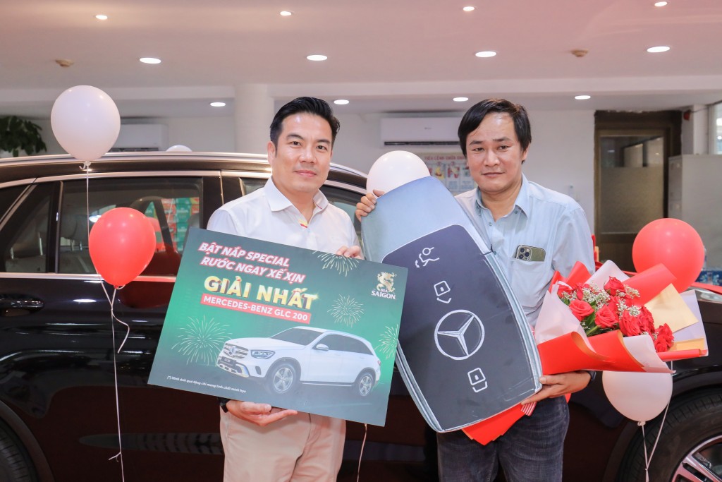Anh Huỳnh Công Khanh sinh sống tại TP HCM vừa may mắn trở thành khách hàng đầu tiên trúng thưởng xe sang - Mercedes-Benz GLC 200