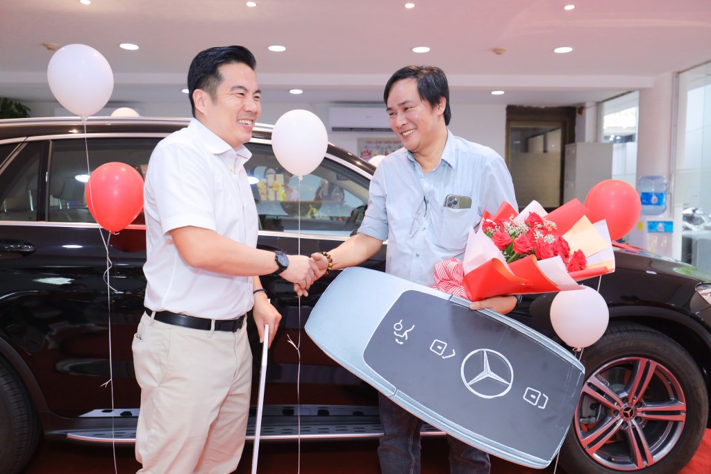 Bất ngờ trúng thưởng xe Mercedes-Benz GLC 200 nhờ bật nắp bia Saigon Special
